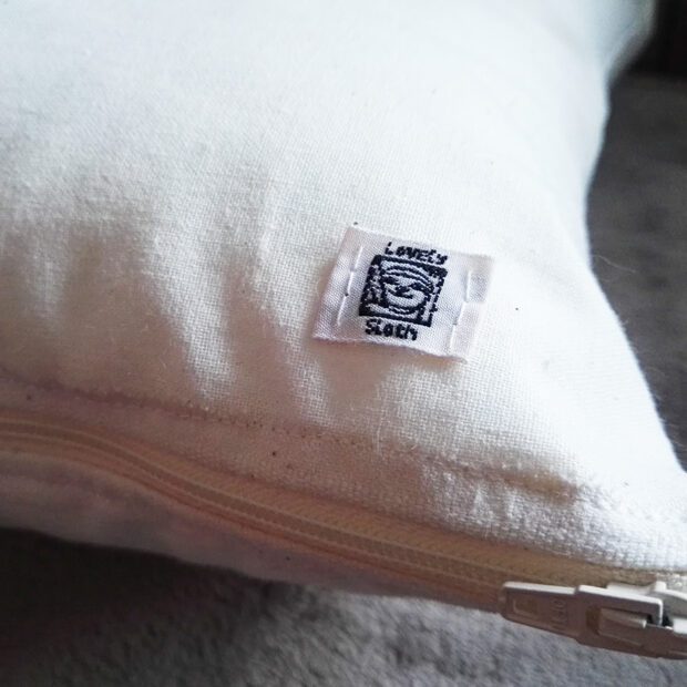 Sloth pillow faultier kissen Label und Reißverschluss