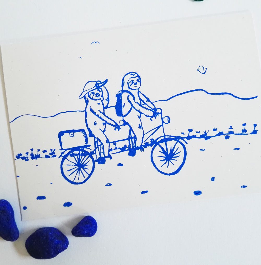 faultier-postkarte-faultiere-radtour-blau-lovelysloth