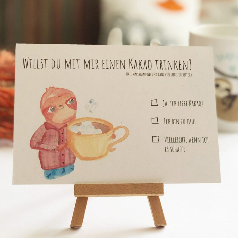 Postkarte mit Faultier und Kakao in der Hand auf Mini Staffelei